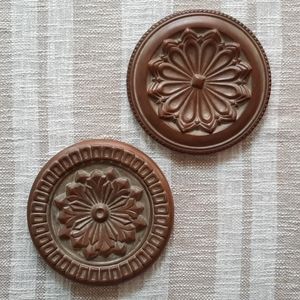 Pair of 7" Southern Living at Home Round Ceramic Wall Plaques Trivets, NWOT